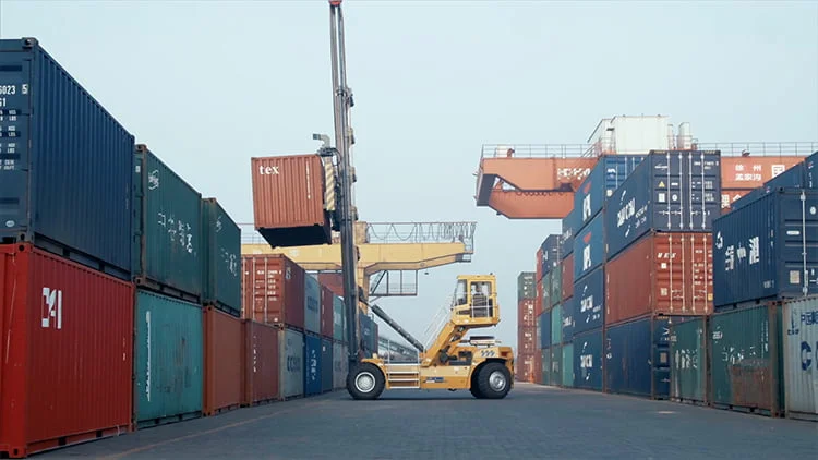 Read more about the article Mengenal Empty Container Handler, Mesin Penanganan Material Yang Sangat Efisien Yang Banyak Digunakan Oleh Sektor Industri Pelabuhan dan Terminal Peti Kemas Atau Container.