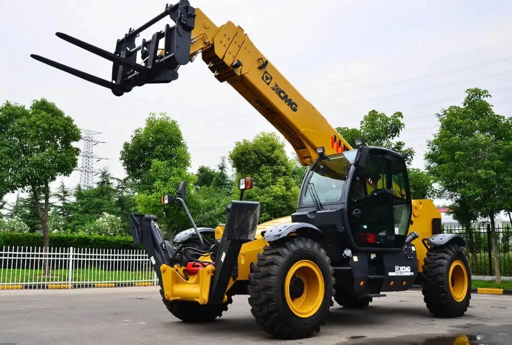 Read more about the article Telehandler Adalah Mesin Pengangkat Hidraulik Yang Digunakan Untuk Membawa dan Menempatkan Material Dengan Beban Yang Berat, Ketahui Lebih Lanjut Apa Itu Telehandler.