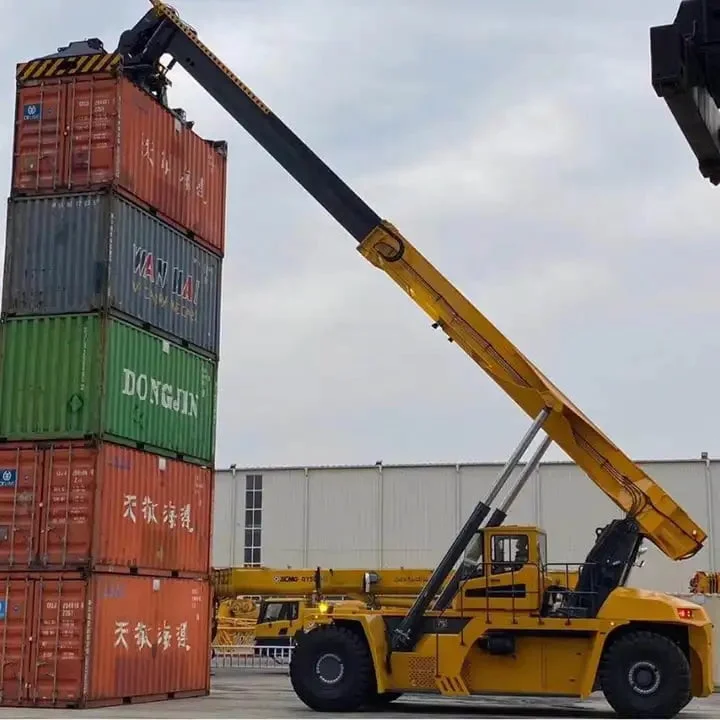 Read more about the article Mengenal Reach Stacker Yang Biasa Digunakan Di Terminal Pelabuhan, Depot Peti Kemas Dan Juga Digunakan Di Sektor Intermodal.